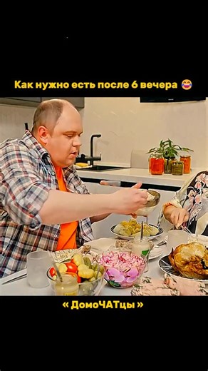 Кино | Сериалы 🎬 on Instagram: "📺 Сериал: «ДомоЧАТцы» (2023) ⭐ Рейтинг: Кинопоиск — 7.2 | IMDb — 6.8 🎭 Жанр: комедия, драма, социальная сатира 📖 Описание: «ДомоЧАТцы» — ироничный и узнаваемый сериал о жизни современного многоквартирного дома, где главные страсти кипят не на лестничной площадке, а в общем чате жильцов. Именно здесь соседи выясняют отношения, спорят из-за парковки и мусора, обсуждают ремонты, слухи и личные тайны — зачастую куда откровеннее, чем при личной встрече. За сообщени