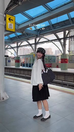 It's time to pick up an outfit and hang out 🍂˚ ༘ ೀ⋆｡˚☕️ | Lollie Studio