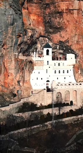 Ostrog Manastırı: Sümela'ya Benzerliği Nedir?