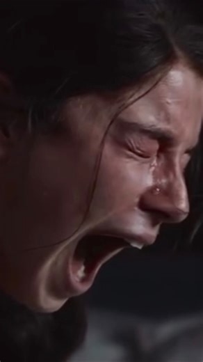 ‎High Movies | فیلم و سینما‎ | ‎این گریه فقط اشک نیست؛ یه زخم بازه که هر بار تماشا می‌کنی عمیق‌تر و دردناک‌تر می‌شه. «جسی باکلی» توی این سکانس درد همه مادرانی که داغ فرزند...‎ | Instagram