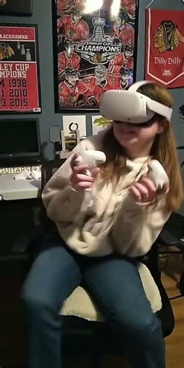First time Oculus user gets SCARE of her LIFE!!!
