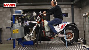 Dyno test KTM 300EXC TPI 2018 with new VHM head (AA33172) 👇 Dyno graph at the end of the video👌 VHM inserts available for the head: AE32274-A Blind AE32274-C (26.50cc) AE32274-E (27.50cc) VHM standard AE32274-F (28.50cc) You can order this VHM head at one of our dealers European dealers: http://www.vhm.nl/?navi=dealerseurope Sales points outside of Europe: http://www.vhm.nl/?navi=dealersworldwide | VHM
