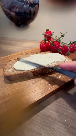 Bauernbrot mit Spiegelei und Schinken falls Sie Fragen habt, schreibt es gerne in die Kommentare . Das schmeckt wie beim Schrader so lecker . @ozkayseri.europe ##rezeptideen##brot##pastirma##frühstück##ins