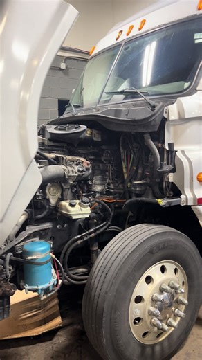 Dd15 engine swap.#Frightliner#dd15detroit #trucks #trucklovers