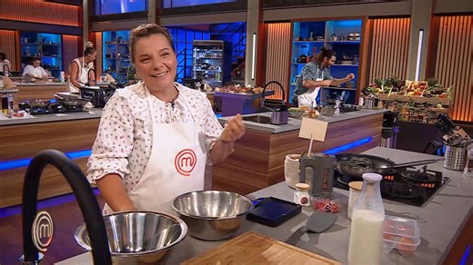 4.8K views · 85 reactions | ”Visul meu de mic a fost să fiu șerif”. Concurenții trebuie să gătescă un preparat din America de Nord. Cine l-a ajutat cu ingredientele pe Florin Ana, care e nevăzător: ”Este aproape viu hamburgerul” --- https://pro-link.ro/rtB ”De departe, cele mai slabe farfurii” | MasterChef Romania | Facebook