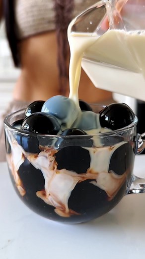 Grass Jelly giant “Boba” Tea 🧋i used oolong loose leaf tea, soy milk, and made a brown sugar syrup 😋 PS. These are not technically boba cuz they’re not tapico starch but black grass jelly, or Cincau, made from Chinese mesona which is in the same plant family as mint 🍃 #boba #grassjelly #bobatea #milktea #asiandessert #healthydessert