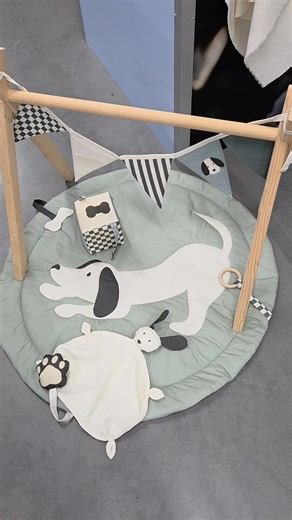 Paneelstof om zelf een speelkleed te maken, een babygym, geboortekubus of vlaggenlijn in hondenthema. Uitgevoerd in mooie, neutrale kleuren. U heeft alleen nog stof nodig voor de onderkant, fiberfill en eventueel een stukje hydrofiel. Rammelaars, piepers, bijtringen, vulling en knisperfolie zijn allemaal verkrijgbaar bij KicKenStoffen. Zoek in de shop op "paneel" #paneelstof #babyspeelkleed #babygym #geboortekubus #vlaggenlijn #babystoffen #naaienvoorbaby #kickenstoffen | Kickenstoffen