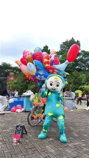 cocomelon wheels on the bus with red balloon