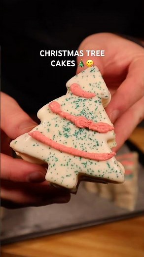 Making Christmas Tree Cakes 🎄😋
