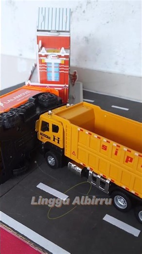 FUN TOY COLLISION! 💥 ORANGE EXPEDITION TRUCK VS BIG YELLOW TRUCK! 😱