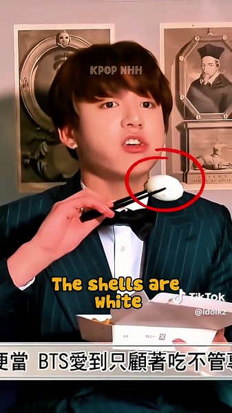 Leave it to Jungkook to come up with the most unexpected tricks! 😂🤯 Is he secretly a genius, or is this just his chaotic golden maknae energy? 🤣✨ #fypfrance #bts #jungkook #bangtan #jeonjungkook