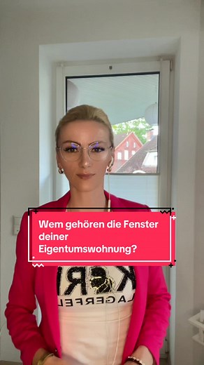 Wem gehören eigentlich die Fenster in deiner Eigentumswohnung? Viele denken: Klar, die gehören mir und ich muss mich darum kümmern. Aber Achtung – der Bundesgerichtshof hat das anders entschieden! Fenster sind rechtlich immer Gemeinschaftseigentum. Und zwar auch dann, wenn in deiner Teilungserklärung steht, dass der Eigentümer zuständig ist. Das heißt: Reparaturen oder ein Austausch dürfen nicht einfach eigenmächtig gemacht werden, sondern müssen von der Eigentümergemeinschaft beschlossen und au