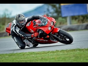 VFR 400 NC30 vs Ninja 600 @ Hampton Downs