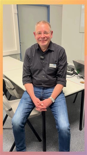 FHDW NRW on Instagram: "Studium = nur Fachwissen? Nope. 👀 An der FHDW lernst du mehr als Inhalte: Persönlichkeitsentwicklung, Business English, Auftreten in Unternehmen und vieles mehr – Skills, die du im Job wirklich brauchst. FHDW-Dozent und Prodekan für den Fachbereich Informatik Prof. Dr. Christoph Loeser erklärt, was du neben inhaltlichen Kompetenzen bei uns lernen kannst. 👉 Beim Open Campus Day kannst du dir selbst ein Bild davon machen und dich beraten lassen. Komm vorbei! Den Link find