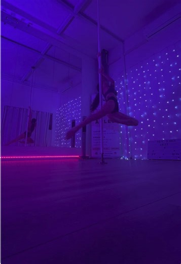 Le DragonFly qui me fait mal que le superman 🥹✨ #poledance #force #girlpower #poletok #superman