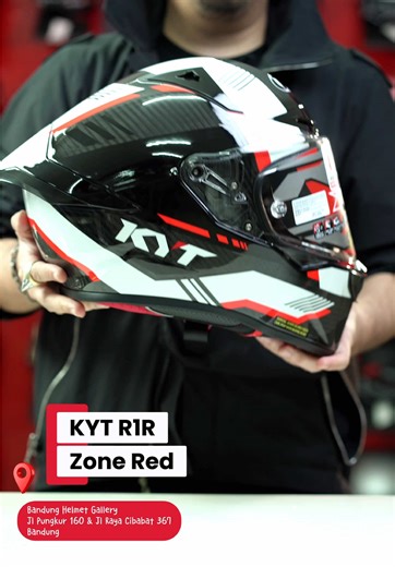 KYT R1R Carbon Zone . KYT R1R adalah Helm KYT DNA Race terbaru Memiliki 3 ukuran Shell dan 3 ukuran EPS untuk fitting yg lebih baik serta disematkan juga teknologi Metal Aloy Lock Visor sehingga kaca akan tertutup dengan sempurna Saatnya menjadi bagian dalam DNA Race-nya Helm KYT . ————————————— Belanja Online www.bandunghelmetgallery.com Shopee | Tokopedia : Bandung Helmet Gallery Tiktokshop : Tasik Helmet Gallery WA 1 : 62 821-2007-6605 WA 2 : 62 895-3541-10806 Alamat Toko 1: Jl. Pungkur No. 1