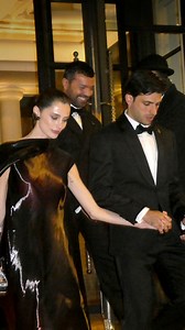 328K views · 2.1K reactions | Carlos Sainz Jr. acudió a la premier de 'Gladiator II' junto a su pareja, la modelo británica Rebecca Donaldson. Aunque no posaron juntos, las cámaras estuvieron muy pendientes de ellos. ¿Qué os parece esta pareja? | TELVA | Facebook