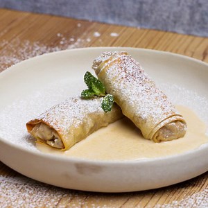 300K views · 1K reactions | Make it mini! Diese Apfelstrudel im Miniaturformat sind lecker gefüllt, lassen sich prima vorbereiten und ungebacken sogar portionsweise einfrieren - damit du jederzeit was frisch gebackenes Süßes snacken kannst! Nice! Ab zum Rezept: https://bzfd.it/2VGtYfc | Einfach Tasty | Facebook