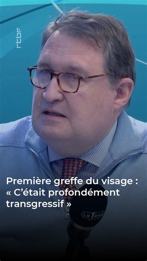 Il y a 20 ans, un médecin belge participait à la première greffe du visage. Une opération à l'époque perçue comme très transgressive. 👉 Benoit Lengelé estun des pionniers mondiaux de la chirurgie réparatrice. 20 ans après la première greffe de visage du monde, il revenait au micro du Monde en direct sur cette opération qui a marqué la science, et les progrès toujours possibles de la chirurgie réparatrice. #chirurgien #chirurgie #greffe #médecine | La Première - RTBF