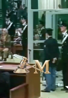 10 aprile 1986 — È una data destinata a entrare nella storia giudiziaria italiana. Nell’aula bunker del carcere dell’Ucciardone di Palermo, durante il Maxiprocesso alla Mafia, si consuma uno dei confronti più clamorosi mai avvenuti tra due boss di Cosa Nostra: Pippo Calò, il "cassiere della Mafia", e Tommaso Buscetta, il primo grande pentito. I due si scambiano accuse durissime, si guardano negli occhi, si rinfacciano delitti e tradimenti. È un duello verbale teso, carico di tensione e significa