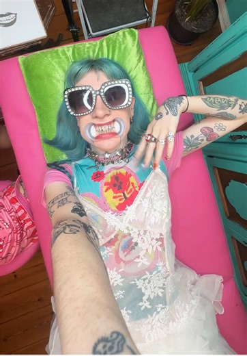 Getting 65 Tooth Gems in Berlin: Sparkle and Shine