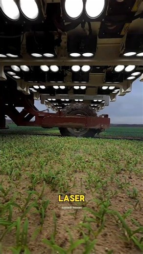 Mesin AI Ini Menembak Gulma Pakai Laser! 🤯🌱#shorts