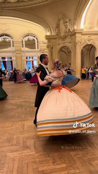 Célébrations élégantes sous le Second Empire