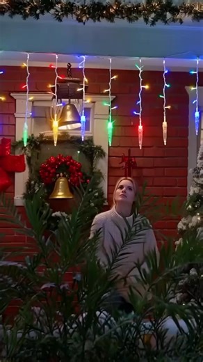 ❄️The unique, staggered design adds a touch of winter wonderland magic to your decor. Create a stunning and authentic frozen look along your roofline, windows, or fences for a classic holiday atmosphere. | Tristeyst shop