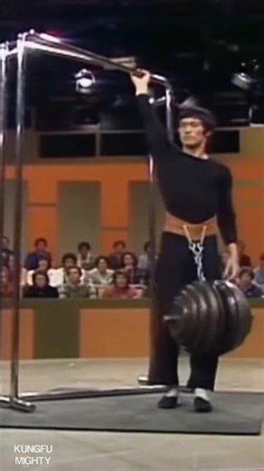 Bruce Lee — One-arm barbell pull-ups. 😳 Pure speed. No swing. No struggle. 🔁