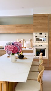 Bienvenue dans la cuisine de Pauline ! ✨ Pauline a opté pour le modèle Saint-Germain : des façades effet bois clair pour le côté chaleureux, associées à un plan de travail marbré compact et très élégant. 🤔 Les plus produits ? Des niches de rangement, des tiroirs à l'anglaise, des leds sous les meubles hauts ou encore un lave-vaisselle qui se fond dans les façades pour une cuisine épurée mais ultra-pratique 👌 | Cuisine Plus