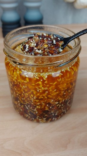 Pawel & Jo // Quick and Healthy Recipes for Everyday Essentials on Instagram: "This is our most viral recipe of 2023 with a total of 27.5 Million views from December 😍 Homemade garlic chilli oil - great for Asian food recipes😋 Very easy recipe but so delicious and satisfying to make. I can't stop watching it sizzling🔥 Ingredients: 1 cup (250ml) oil 5 garlic cloves - finely chopped 1/4 cup chilli flakes 2 Tbsp sesame seeds 1 tsp sugar 1/2 tsp salt Method: 1. Place all ingr