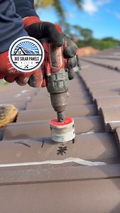 Una perforación mal hecha en la teja puede provocar filtraciones y daños estructurales con el tiempo 🏠💧 En este video mostramos cómo realizar correctamente el orificio en la teja con taladro, alineado al rafter y aplicando sellado profesional antes de instalar la base solar 🔩🛠️ Precisión, técnica y protección del techo ☀️ Así se hace una instalación solar de calidad. | Beesolarpanels