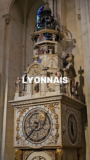 L'Horloge Astronomique de la Cathédrale Saint-Jean a de nombreuses choses à vous apprendre. 🕰 - 4 fois par jour (12H, 14H, 15H, 16H), vous aurez l'occasion de voir en mouvement et d'entendre la sonnerie de cette horloge à rouages. - Des visites commentées pour en apprendre plus sur cet artefact du 14ème siècle. - Visites guidées le mercredi à 15H et le samedi à 14H15 et 15H15. - 🎟Tarif unique de 5€. Billetterie à la boutique de la Cathédrale. 📍Cathédrale Saint Jean-Baptiste, Lyon 5ème. - @dio
