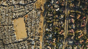 南アフリカ、ゴーテン州の中流階級の郊外住宅のすぐ隣にある非公式な居留地、キャサンズのスクワッターキャンプの上空からの眺め