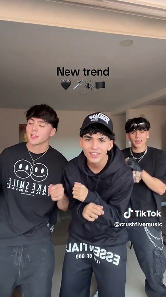 Mira el celllll🖤🗡️🕷️🏴#boyband #crushfive #fyp
