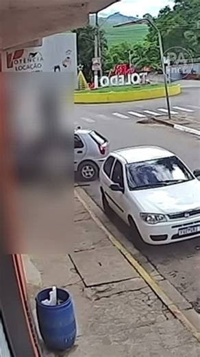 Pedestre e dois ocupantes de veículo descontrolado morrem em Toledo (MG)