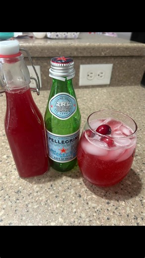 Homemade Cranberry Sparkler Syrup✨💁‍♀️ If you need a holiday-in-a-glass moment, this cranberry syrup is it. Tart, sweet, a little spicy from the ginger… add it to sparkling water and suddenly you’re the main character. 💃✨ Here’s what I used: • 2 cups cranberries • 1 cup cane sugar • 1 1/2 cups filtered water • 3 inches chopped ginger • 1 tsp vanilla • Juice from half a lemon Boil everything for about 10 minutes, let it cool, then strain. That’s it! Add a splash to your sparkling water and boom