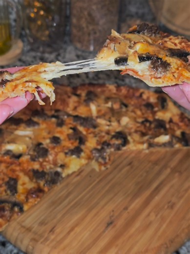 بيتزا 15min à la pâte feuilletée كتوجد بالنسبة الحشوة أي حاجة متوفرا عندكم وبنسبة la pate feuilletée مجودة فالاسواق الكبرى كتهنيك من تمارة وبصحة وراحة #شعب_الصيني_ماله_حل😂😂 #مطبخ #pizza #pizzapatefeuilletée #cuisinemarocaine🇲🇦