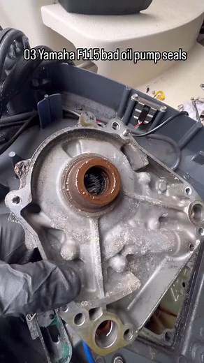 Oil pump removed to replace. Leaking oil out down the driveshaft. A look at the outboard with the powerhead and oil pump removed. #mechanic #outboardrepair #yamaha #repair #yamahaoutboards #mechaniclife #maintenance #oilpump #boat