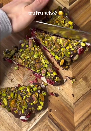 Chocolate Raspberry Pistachio Bark 🍫 trufru who? 👀 this flavor and crunch combination is my newest obsession! Ingredients \t•\tfresh raspberries \t•\t¼ cup white chocolate, melted \t•\t¼ cup dark chocolate, melted \t•\tchopped pistachios Instructions \t1.\tLine a baking sheet with parchment paper. \t2.\tArrange raspberries in a single layer. \t3.\tSpread melted white chocolate over the raspberries. \t4.\tFreeze for 5–10 minutes, just until set. \t5.\tPour melted dark chocolate over the top. \t