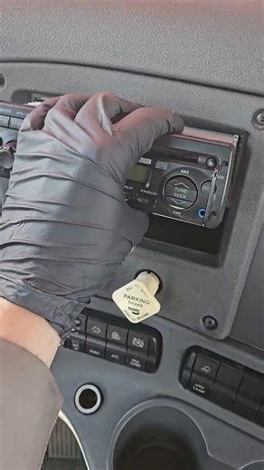 swap your radio in under 60 seconds #diesel #mechanic #truck #trucking #tractor #Freightliner #easy