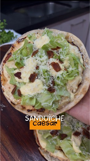 Silvia Tuzzi I Receitas on Instagram: "Salada Caesar já é uma delícia, né? Agora imagine essa versão de lanche… simplesmente perfeita! 😮‍💨🤌 Já salva essa receita, porque tenho certeza que vai virar um dos seus lanches favoritos! Me conta o que achou 🤗❤️ ✨ Mais receitas como esta no meu perfil @siltuzzi ✨ Salva a receita para fazer depois, aproveita e compartilha com o amigo Ingredientes: 300g de filé ou peito de frango 1 col. chá de alho em pó 1 col. chá de cebola em pó 1 col. chá de paprica