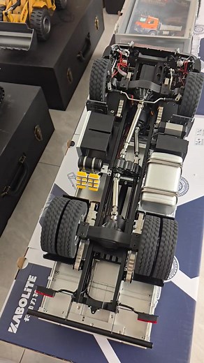 21K views · 183 reactions | Chị chủ quá khét luôn hỏi có 3 câu chốt luôn 2 xe xe ben 2 chân điều khiển từ xa K5701 Liên hệ: zalo.me/0796382666 | VIET TOYS | Facebook