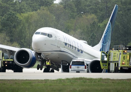 United cockpit audio reveals moments after plane slips off Houston taxiway