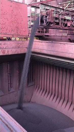 Algoma Guardian Loading Iron Ore in Superior, Wisconsin #ship, #superior, #taconite