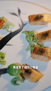 深海野游 · 双重演绎 A Tale of Two Golden Croakers “Every dish tells a story. For me, the story begins with the fish.” — Senior Executive Chef, Dicky To At Tóng Lè Private Dining, we present two masterful takes on the deep-sea golden croaker, prepared with finesse and precision by our new culinary visionary, Chef Dicky. 🐟 ⻰井熏深海野游⼤⻩⻥ | Longjing Tea-smoked Wild Golden Croaker ~ Gently smoked with Longjing tea, the fragrant croaker is tender, clean, and delicately sweet. No heavy sauces. Just the natural g