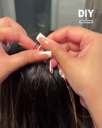 Hair tinsel is such an easy style hack 💁‍♀️ | Do It Yourself