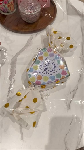 🍬 Easy, cute and inexpensive🍬 The paper shred I used is from Walmart. Everything else is from Dollar Tree! 🌳 #vday #crafts #diys #vdaycrafts #dollartree #dollartreegiftidea #vdaygiftidea #dollartreecrafts #dollartreediys #valentinesgift #valentinesday #valentinesdaygiftideas | Home Goodiys