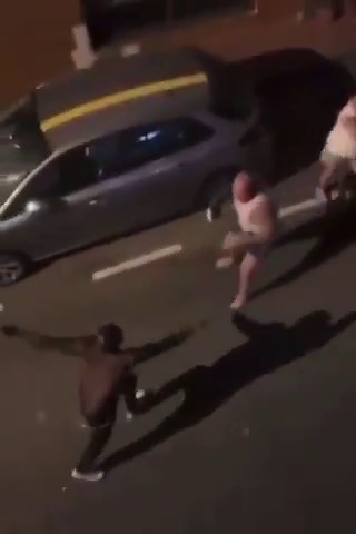 Spain 🇪🇸:An African man beats a Spanish woman. Bad idea.He gets surrounded and beaten by a group of Spaniards who rushed to defend her.