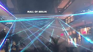 Gestern entdeckt... Tägliche Lasershows ab Sonnenuntergang bis 21 Uhr in der Piazza. | Mall of Berlin